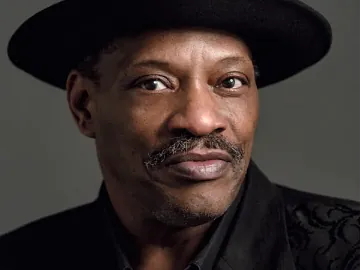 A close up of Alexander O’Neal